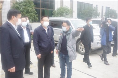 懷化市市長雷紹業(yè)一行蒞臨我司指導(dǎo)醫(yī)用防護服、醫(yī)用口罩生產(chǎn)情況